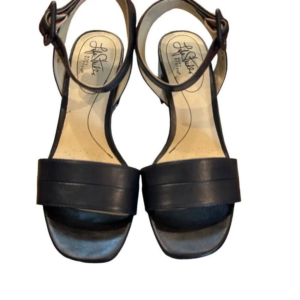 NWT Lifestride navy sandals -‘ size 8.5